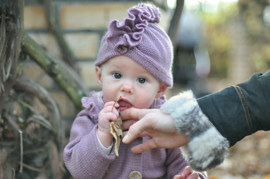 Portret dziecka, niemowlak, małę dziecko, macierzyństwo , mkadruje fotografia naturalna Poznań