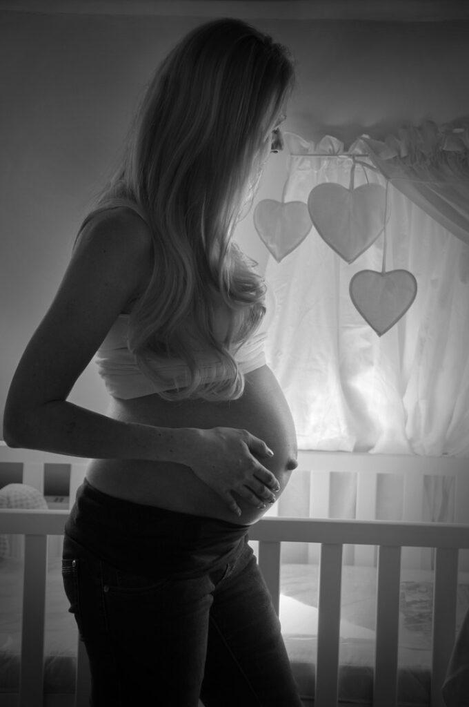 Sesja ciążowa, detale, zarys kobiety, piękna młoda mama