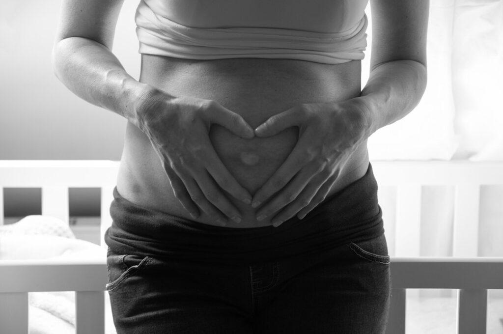 Sesja ciążowa, detale, zarys kobiety, piękna młoda mama