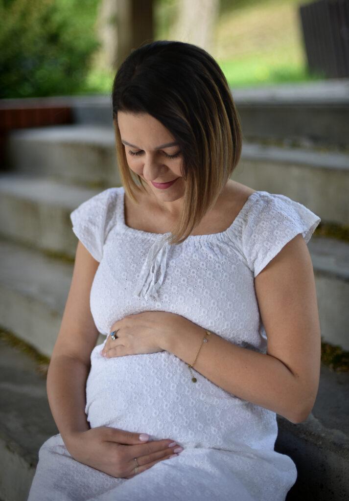 Młoda Mama, sesja ciążowa w plenerze, M.kadruje fotografia rodzinna i kobieca Poznań i okolice