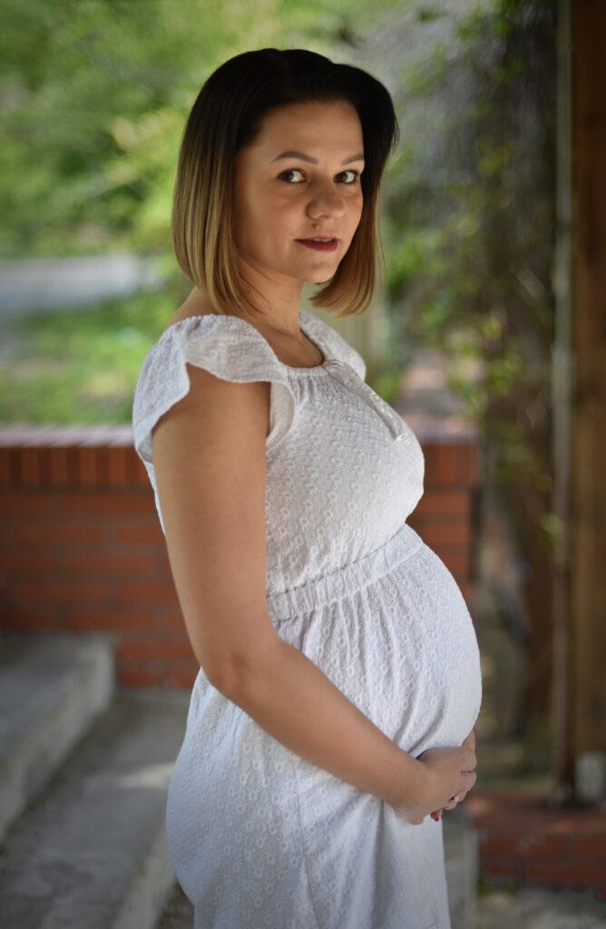 Młoda Mama, sesja ciążowa w plenerze, M.kadruje fotografia rodzinna i kobieca Poznań i okolice