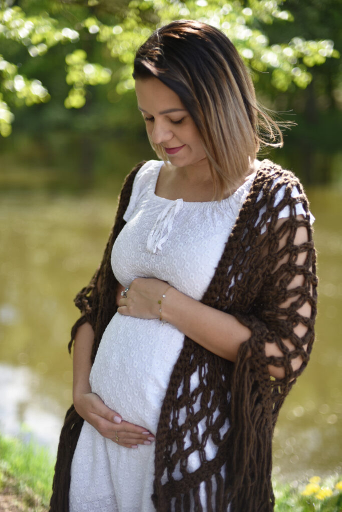 Młoda Mama, sesja ciążowa w plenerze, M.kadruje fotografia rodzinna i kobieca Poznań i okolice