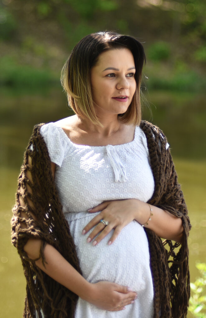 Młoda Mama, sesja ciążowa w plenerze, M.kadruje fotografia rodzinna i kobieca Poznań i okolice