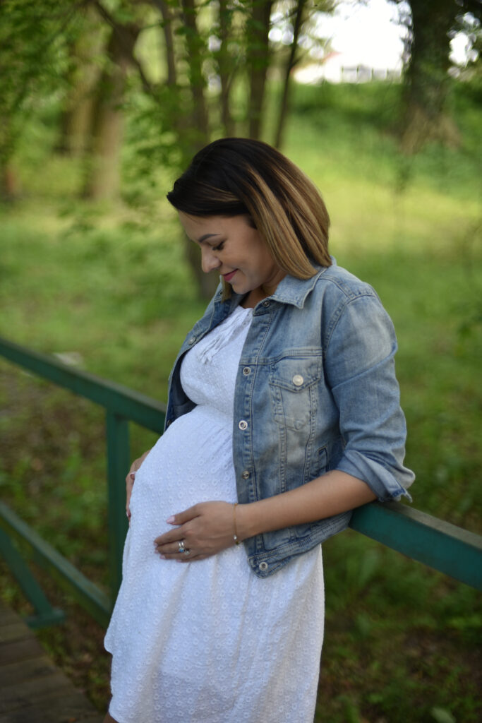 Młoda Mama, sesja ciążowa w plenerze, M.kadruje fotografia rodzinna i kobieca Poznań i okolice