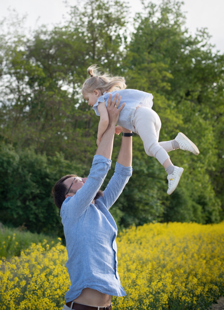 Sesja plenerowa w rzepaku, Mama, Tata i Córeczka