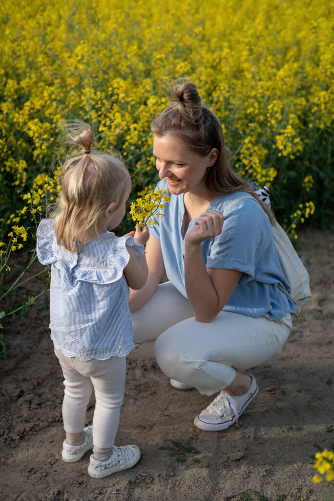 Mam i córka sesja w rzepaku, sesja plenerowa Poznań i okolice Sesja plenerowa w rzepaku, Mama, Tata i Córeczka