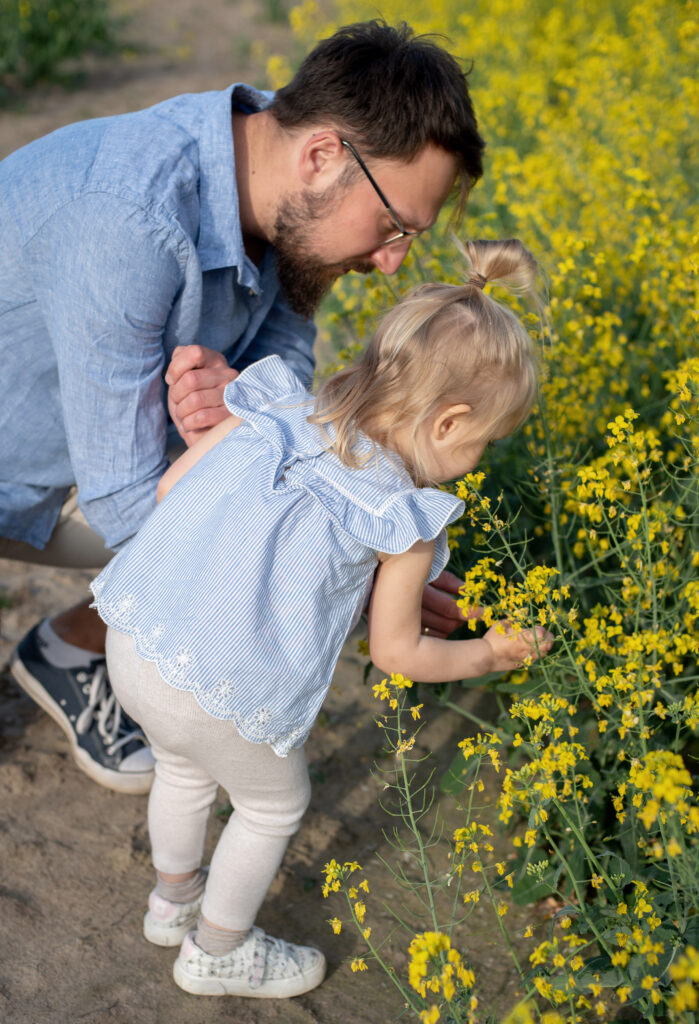 Sesja plenerowa w rzepaku, Mama, Tata i Córeczka