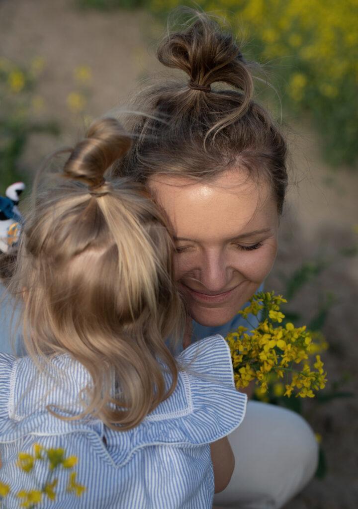 Mama i córka, sesja w rzepaku M.kadruje fotografia rodzinna