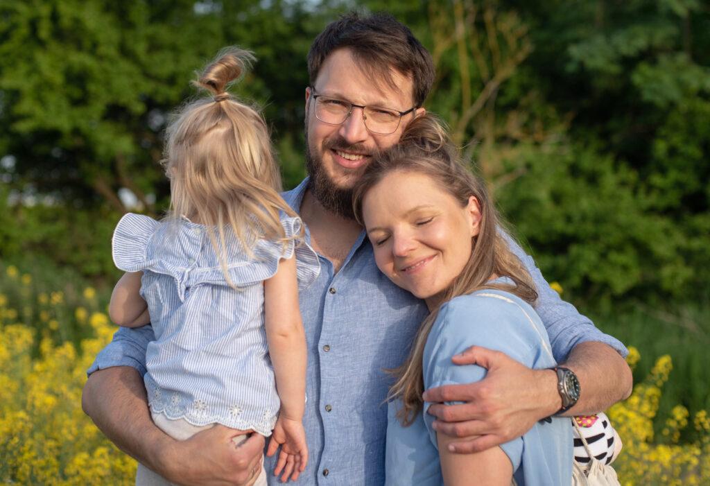 Sesja plenerowa w rzepaku, Mama, Tata i Córeczka