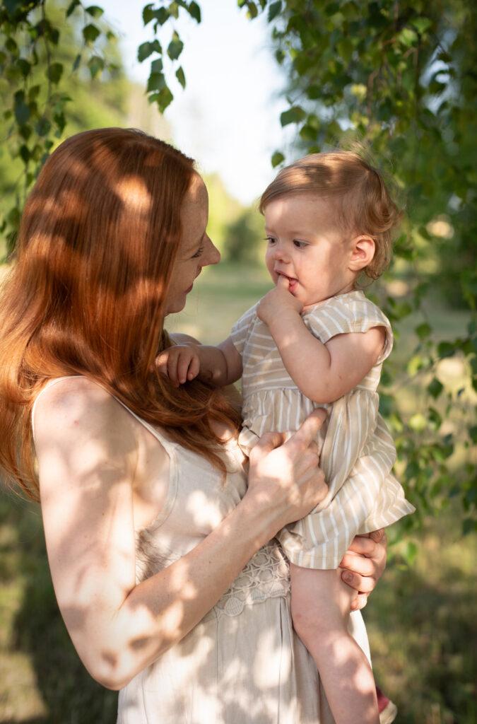 Mama i córka, sesja rodzinna. M.kadruje fotografia rodzinna i kobieca Poznań
